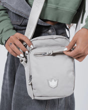 Carregar imagem no visualizador da galeria, Kingz Side Bag- Cream
